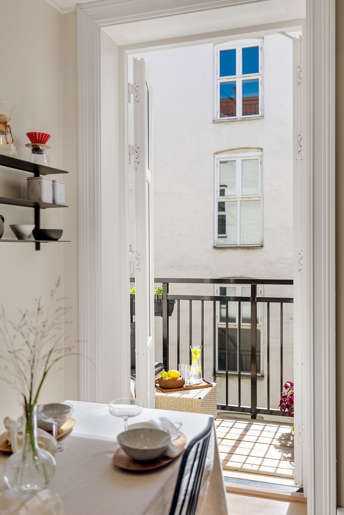 Her kan du åpne opp rett fra kjøkkenet på varme sommerdager. Galleribilde