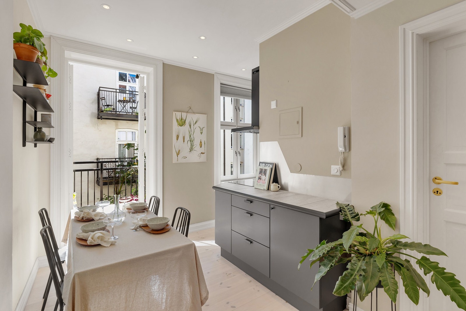 Pent kjøkken med nye kjøkkenfronter, hengsler med
demping og håndtak på
kjøkkeninnredningen. Lagd på mål av Best kjøkkenfornyelse. Galleribilde