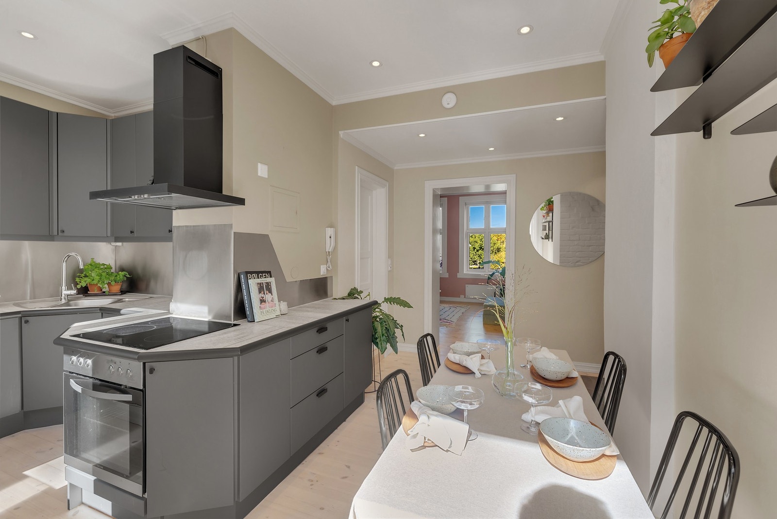 Kjøkkeninnredning med slette lakkerte fronter, benkeplate med fliser -stilrent og funksjonelt. Galleribilde