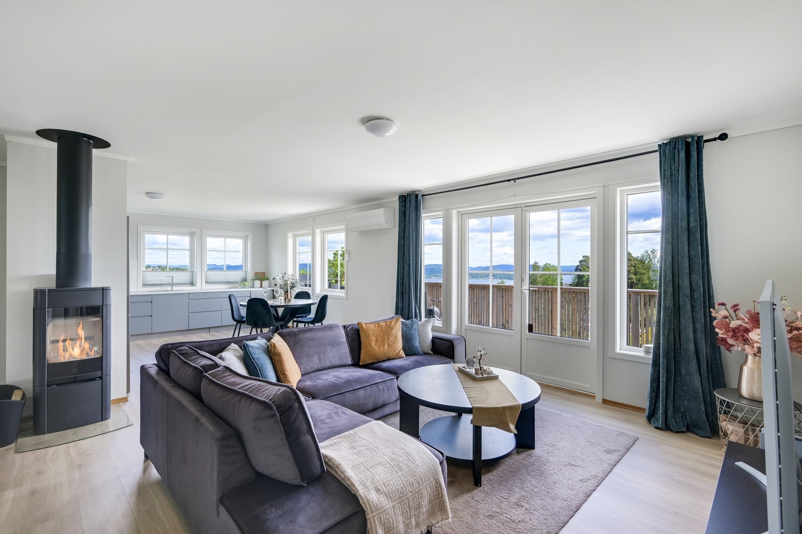 Stuen er i åpen løsning med kjøkkenet. Her er det god plass til en romslig sittegruppe i tilknytning til ildstedet og terrassedøren. Planløsningen er god og gir mange innredningsmuligheter. Galleribilde