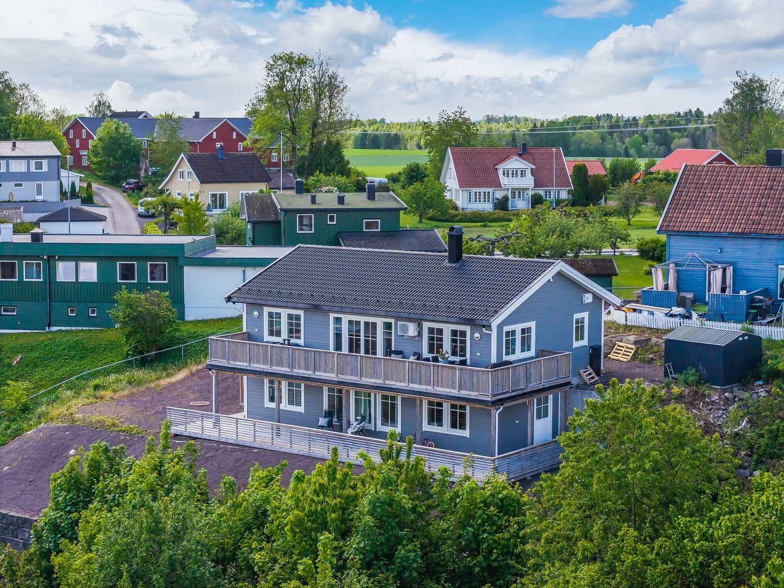 Det er kun 1 minutt å gå til bussholdeplass, og det er enkelt å gå til fjellheisen på Rove for enkel adkomst til sentrum og togstasjonen. Galleribilde