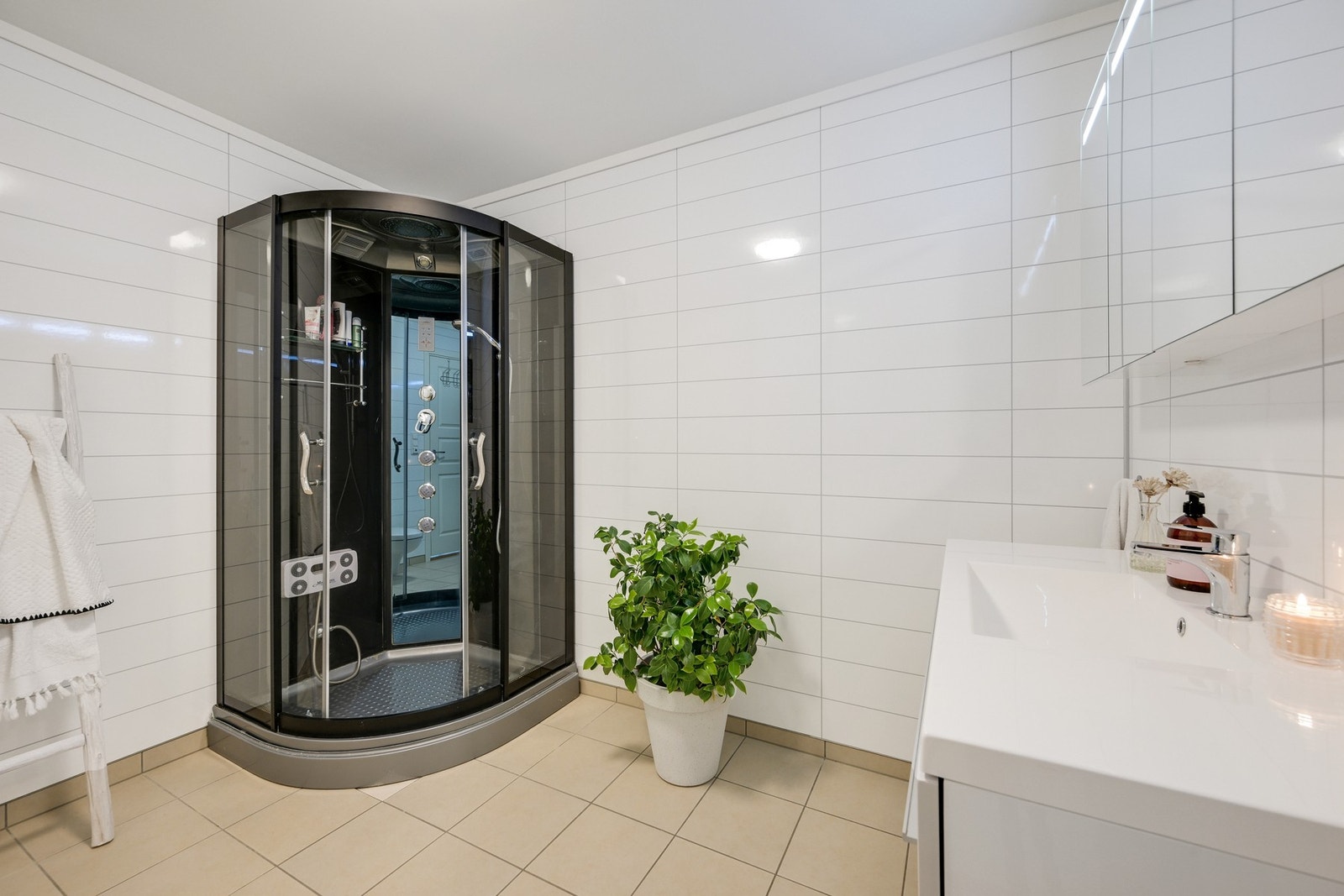 Tar vi turen ned er det to flotte baderom, hvorav ett har et stort dusjkabinett og en fin servant i innredning med overskap og skuffer. Galleribilde