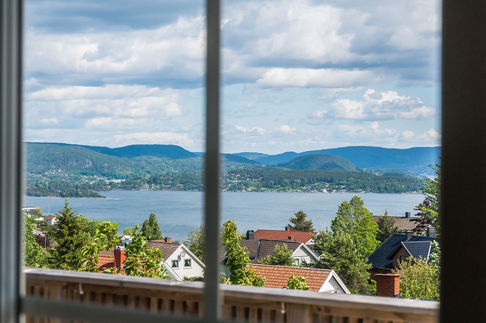 En romslig enebolig med flott beliggenhet på Ekeberg med herlig utsikt mot Holmestrands fjord. Dette er et solrikt og barnevennlig område med kort vei til "alt". Galleribilde