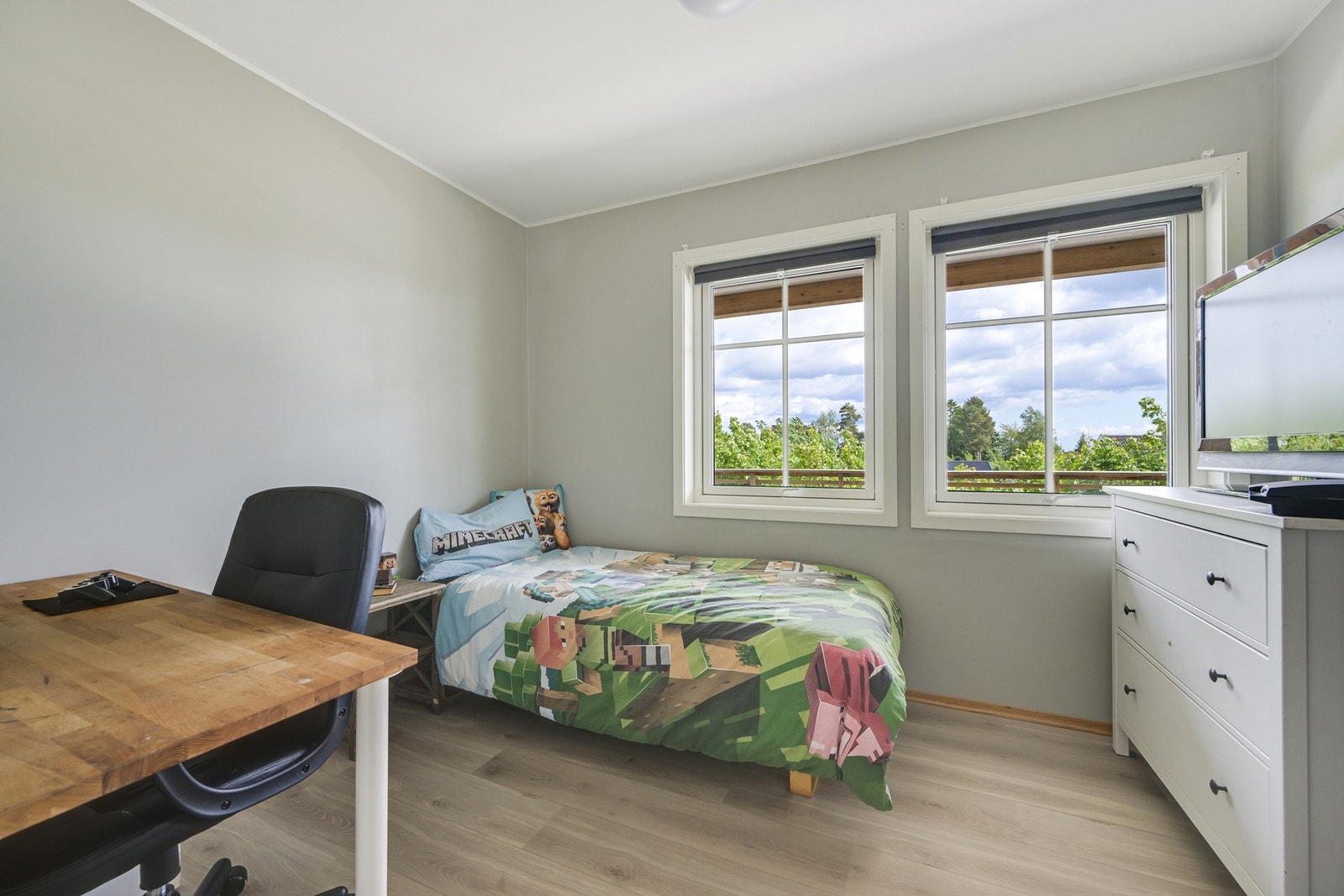 Soverom nr. 2 i underetasjen. Dette er lyse og fine rom med store vinduer som gir godt med lys. Galleribilde