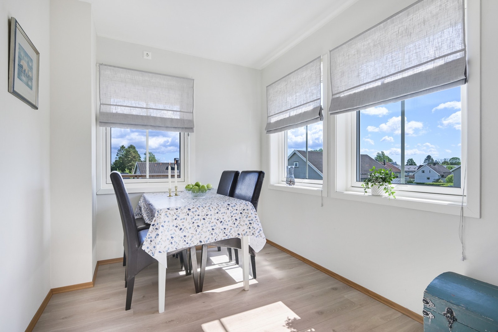 Hyggelig spisestue i tilknytning til kjøkkenet i underetasjen. Galleribilde