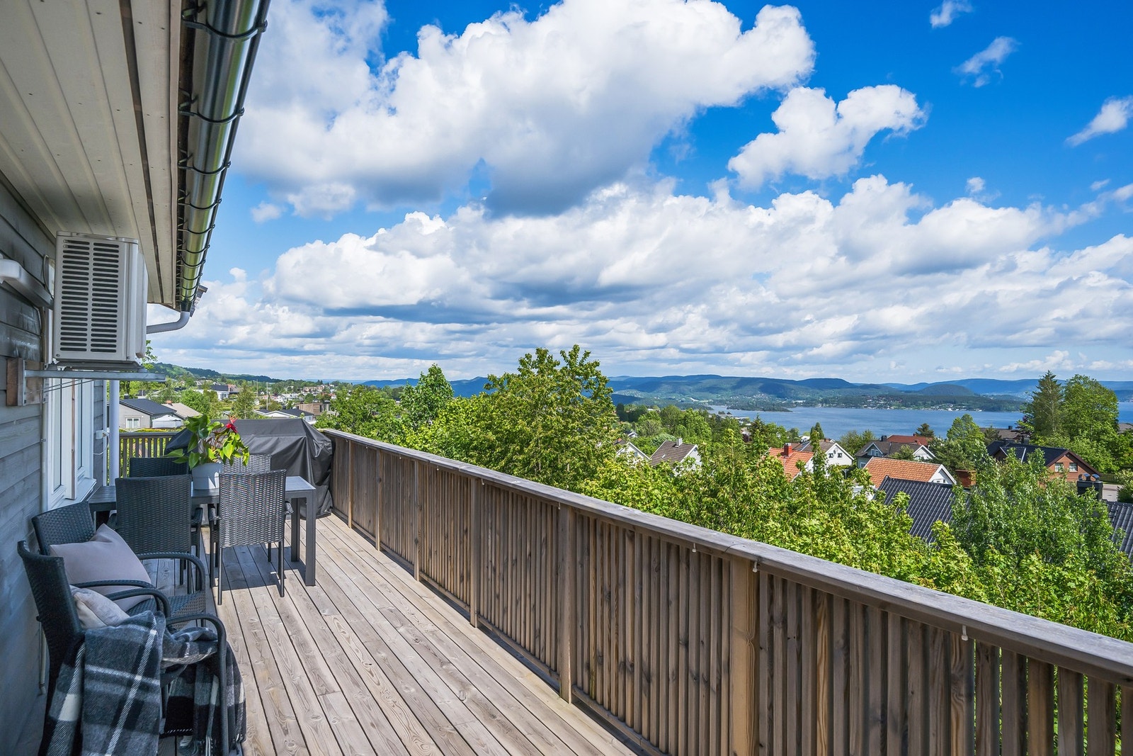 Stort terrasse/balkongareal i begge etasjer. Her er det god plass til sittegrupper hvor sjøutsikten kan nytes fra. Fra terassene kan man dra nytte av morgensolen som kommer opp i øst bak Langøya. Galleribilde
