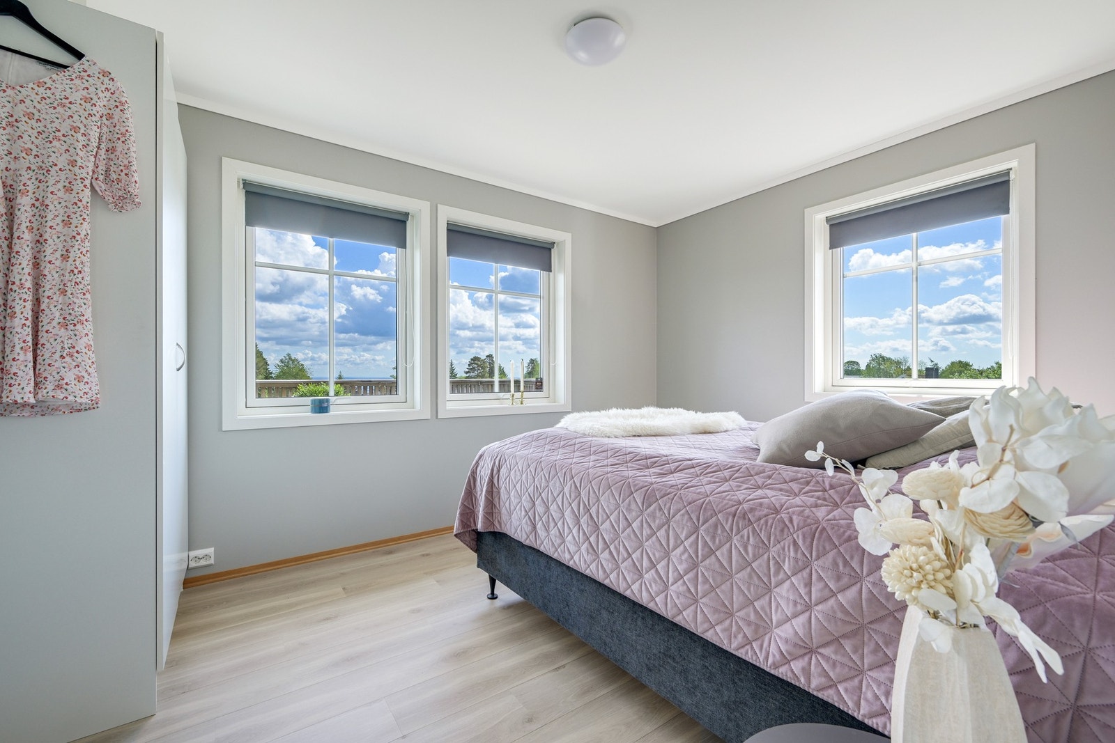 Romslig soverom vendt mot øst og morgensolen. Her er det god plass til dobbeltseng, og med et garderobeskap er det enkelt å holde orden i klærne. Galleribilde