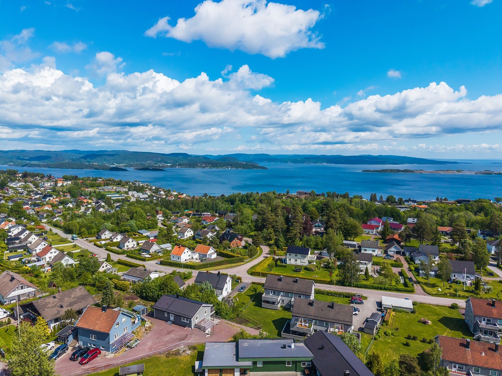 Butikker som Meny og Rema 1000 ligger også innen 3 minutter med bil, noe som gjør daglige ærender til en drøm. Galleribilde