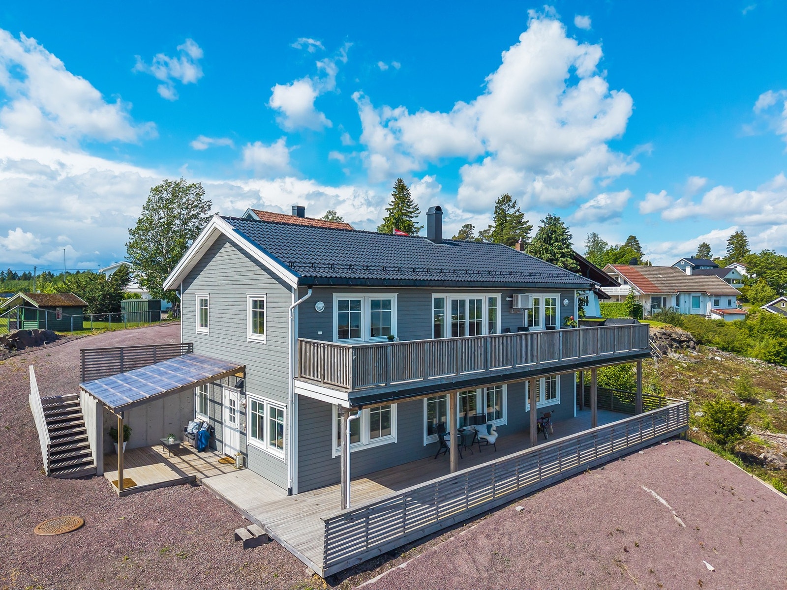 Boligen er fordelt over to innholdsrike etasjer med blant annet 4 baderom, 4 soverom (3) og egen hybeldel med kjøkken. Galleribilde