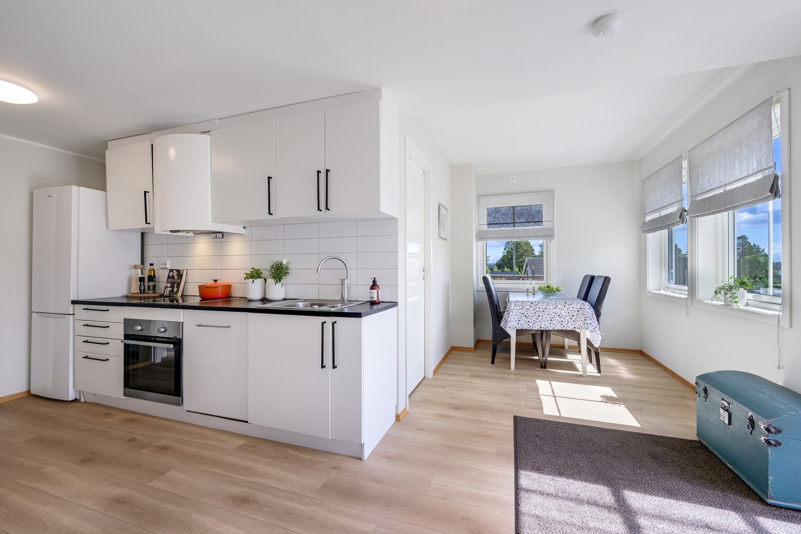 I hybelen er det en hyggelig kjøkkenkrok med integrert komfyr, koketopp og oppvaskmaskin. Her er det også avtrekk ut. Galleribilde