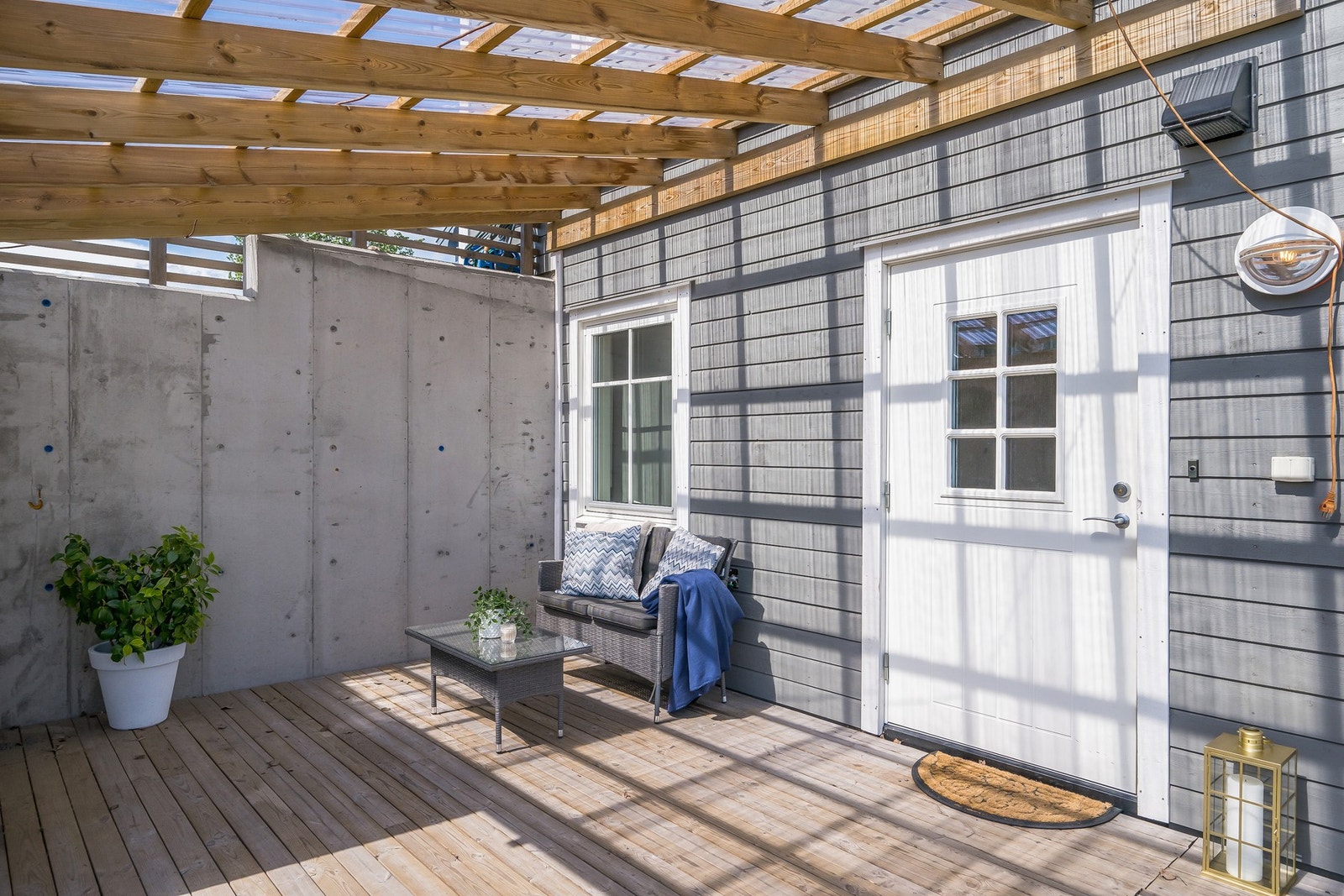 Inngangspartiet til underetasjen med takoverbygg. Her har man mulighet til å innrede med en koselig sittegruppe. Galleribilde