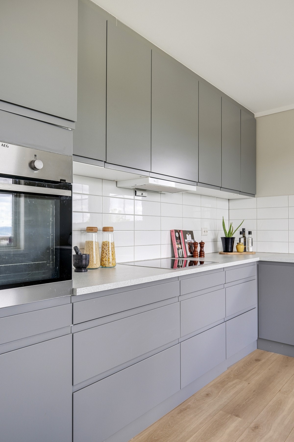 Det er integrerte hvitevarer (oppvaskmaskin, stekeovn og platetopp. Her er det montert vannstopper og komfyrvakt. Benkeplaten er av laminat. Galleribilde