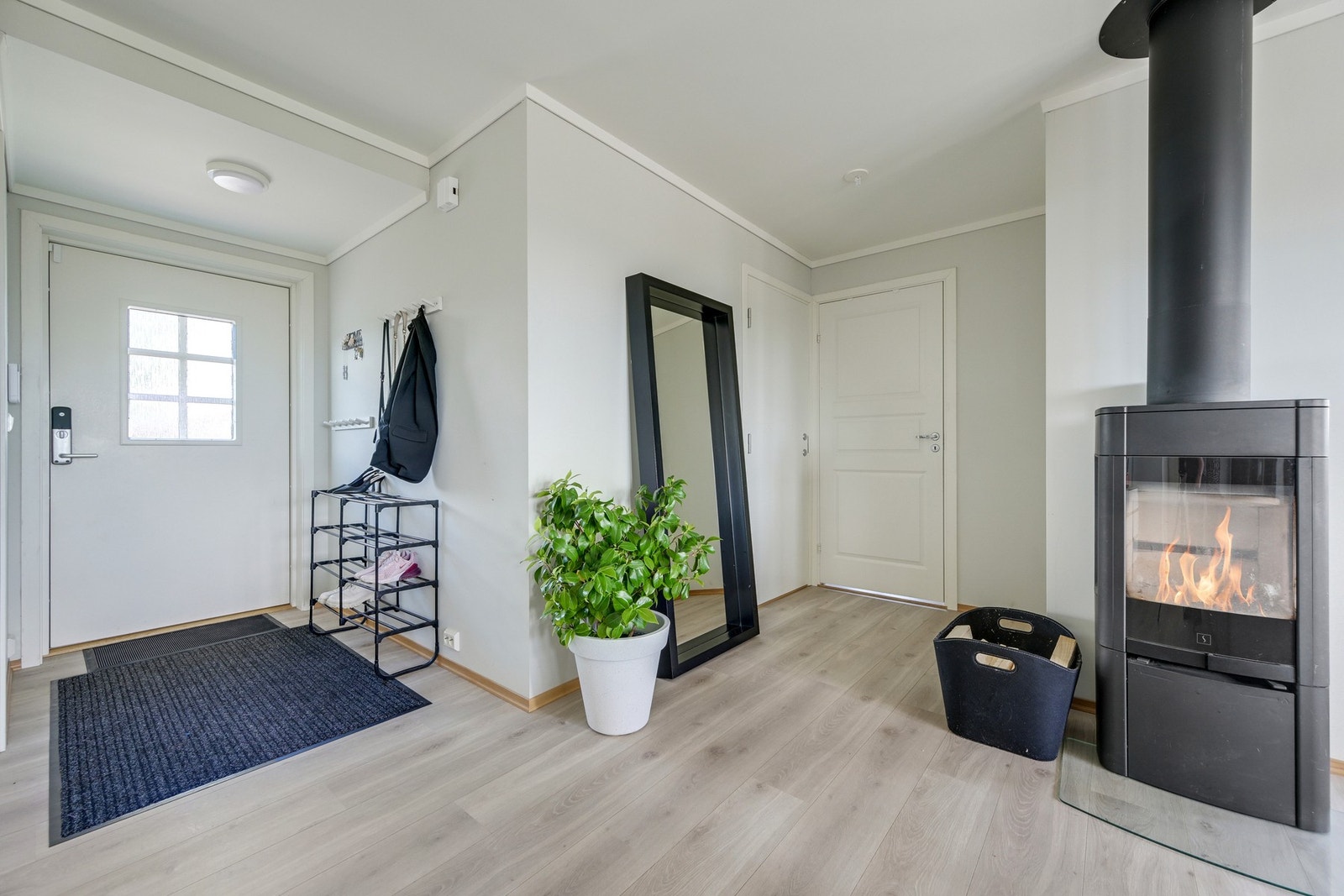 Hyggelig inngangsparti med plass til å sette fra seg sko og henge opp yttertøyet. Her er det Yale Doorman, perfekt for deg som ønsker å slippe å holde styr på nøklene. Galleribilde