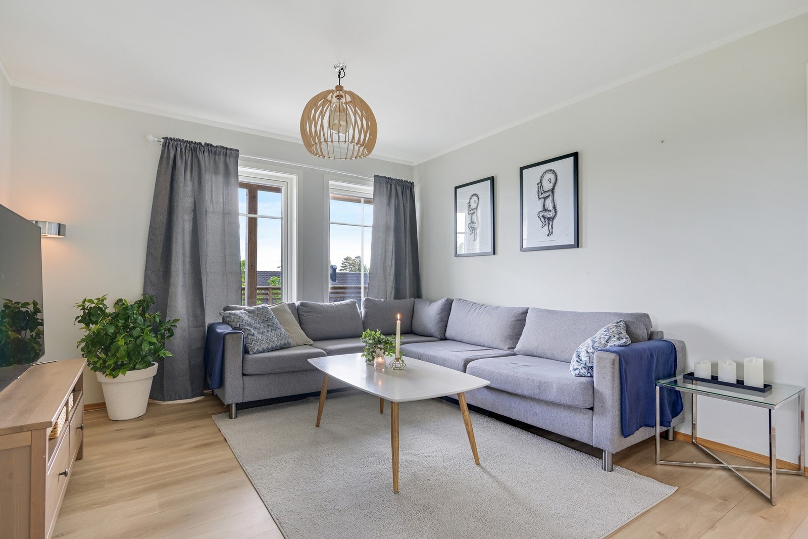 koselig stue i underetasjen med lysmalte flater og store vinduer med rikelig lysinnslipp. Galleribilde