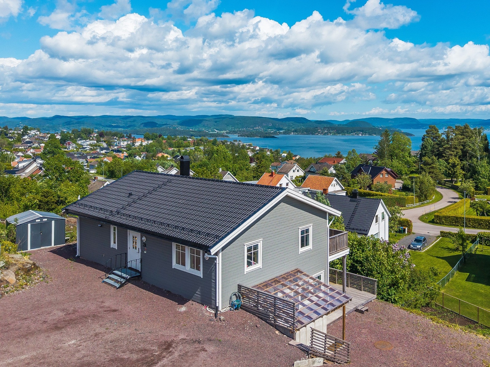 Hege Svebakk v/PrivatMegleren Holmestrand har gleden av å presentere Fagerliveien 2A. Foto: Kristian T. Bollæren Galleribilde