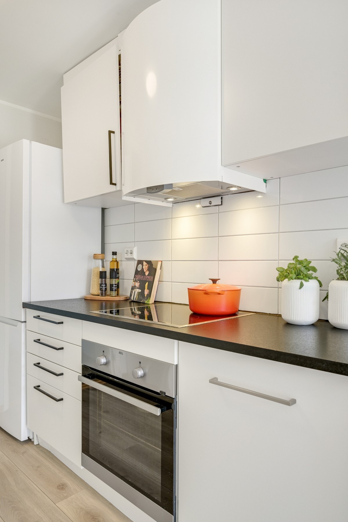 Boligen ble opprinnelig bygget med en hybeldel og en hoveddel i underetasjen, men i dag benyttes hele underetasjen som en hel boenhet. Galleribilde