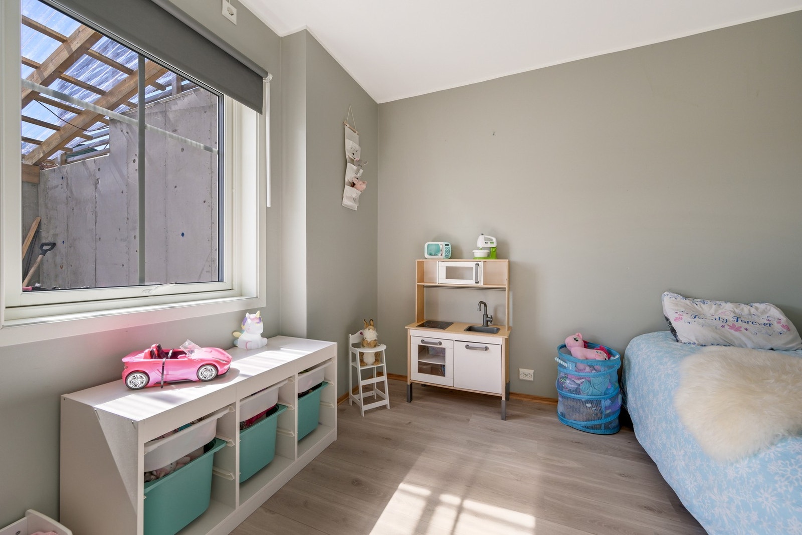 Soverom nr. 3 i underetasjen. Det er godt med naturlig lysinnslipp. Pen laminat på gulvet i hele etasjen. Galleribilde