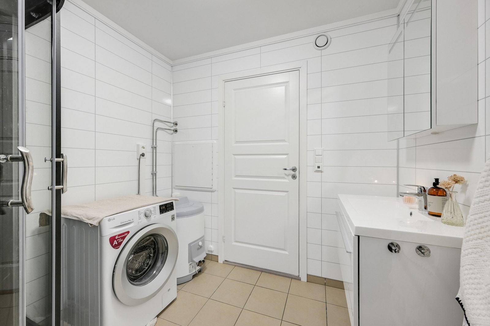 Bad nr. 2 i underetasjen fungerer som et kombinert bad og vaskerom med opplegg for vaskemaskin. Separat varmtvannstank på ca. 120 liter, tilhørende leiligheten. Galleribilde