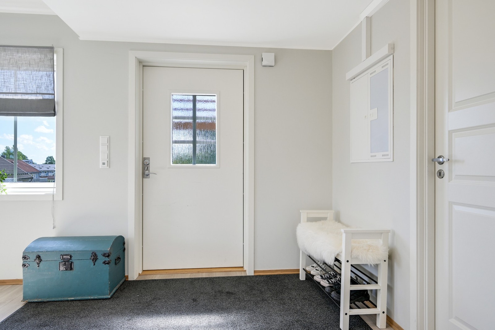 Underetasjen har i tillegg til trapp mellom boenhetene, et eget inngangsparti med god plass til å sette fra seg sko. Galleribilde