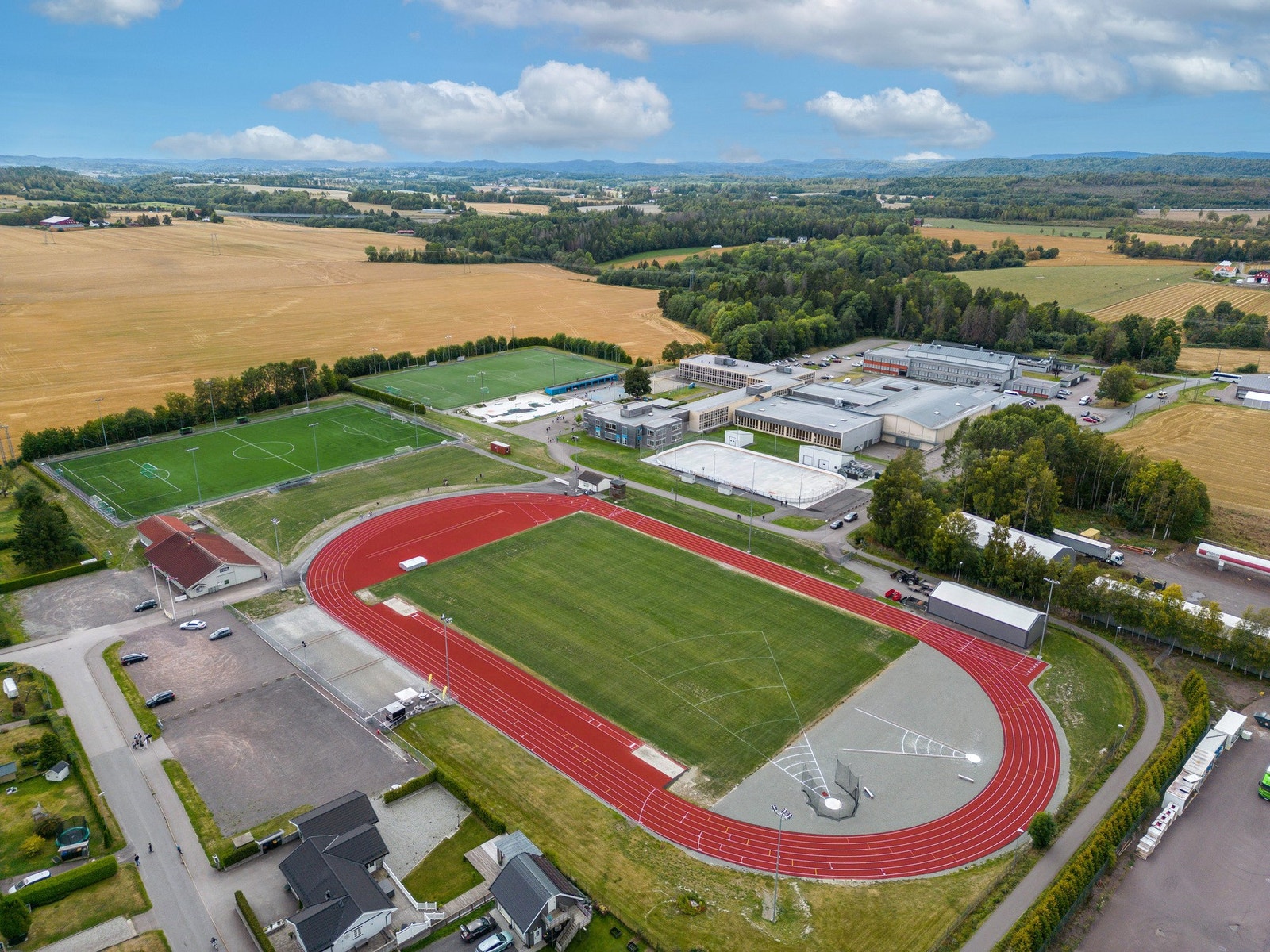 Hvitstein stadion er hjemmet til HIF og er et populært idrettsanlegg med friidrettsbane, naturgressbane og kunstgressbaner mm. Om vinteren er det i tillegg skøytebane. Galleribilde