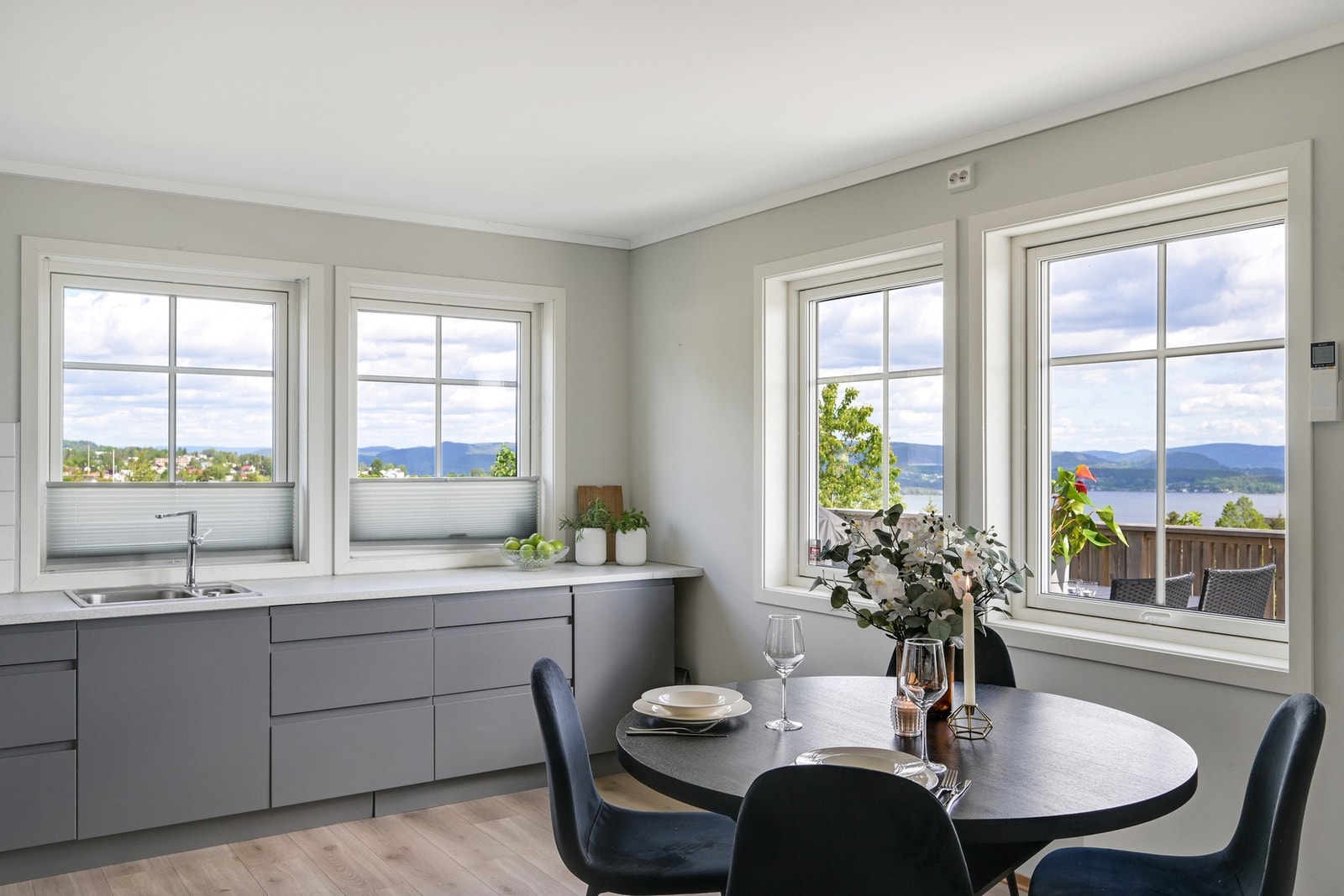 Kjøkkenets størrelse byr på muligheten for å innrede med en romslig spisegruppe i tilknytning til vinduet i øst. Her kan også morgenkaffen nytes i hyggelige omgivelser. Galleribilde