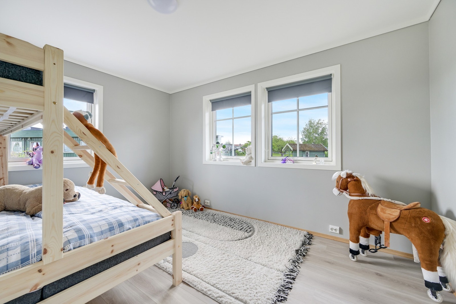 Soverom nr. 2 i 1.etasje er av god størrelse. Her har barna plass til å leke. Galleribilde