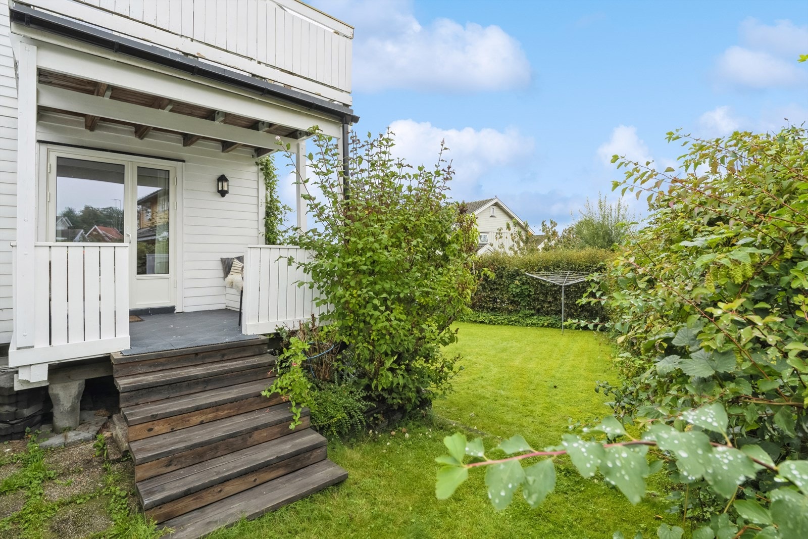 Overbygget og solrik veranda som ligger sydvendt. Galleribilde