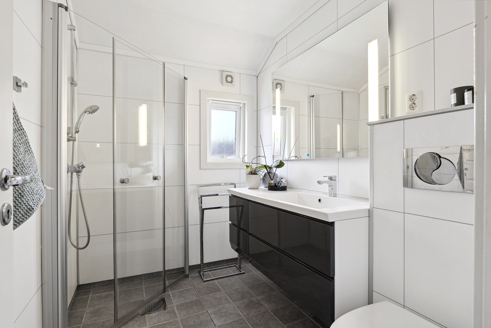 Stilrent bad i 2. etg fra 2011, men gulv ble fornyet med nye varmekabler, membran og fliser i 2019. Galleribilde