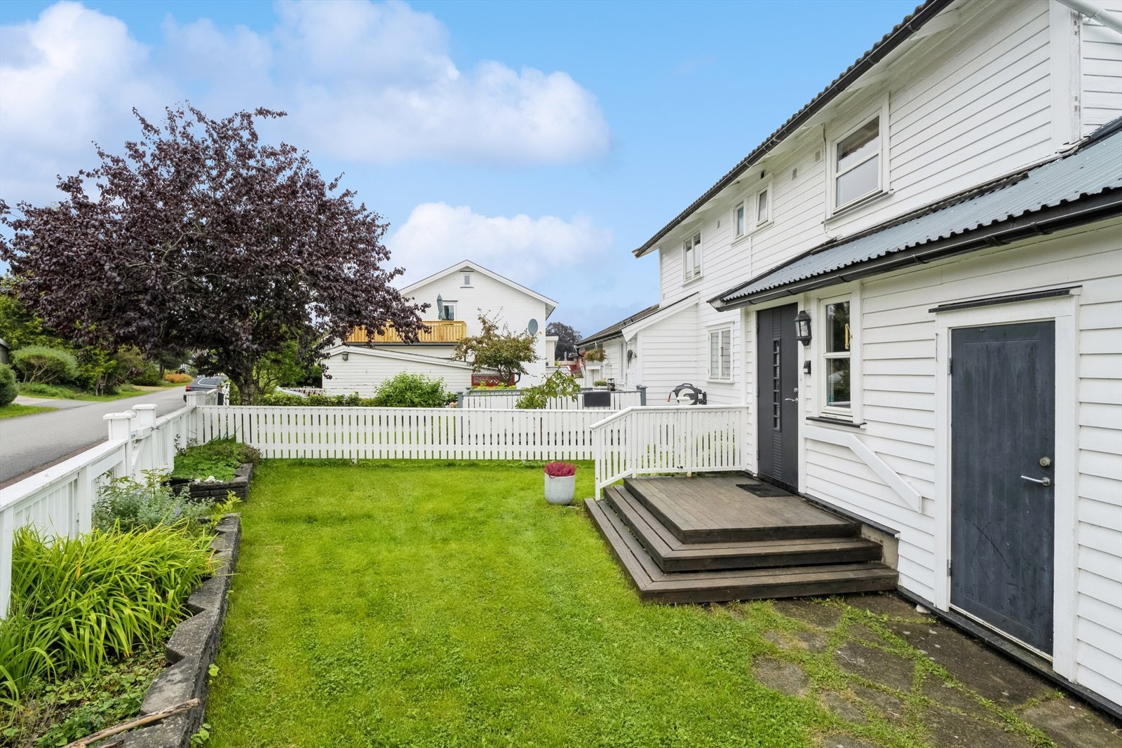 Vestvendt inngangsparti med hage og beplantning. Galleribilde