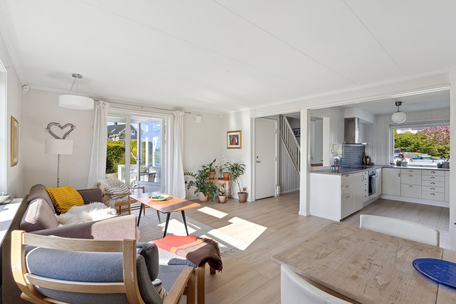 Stue med praktisk åpen løsning mot kjøkken. Galleribilde