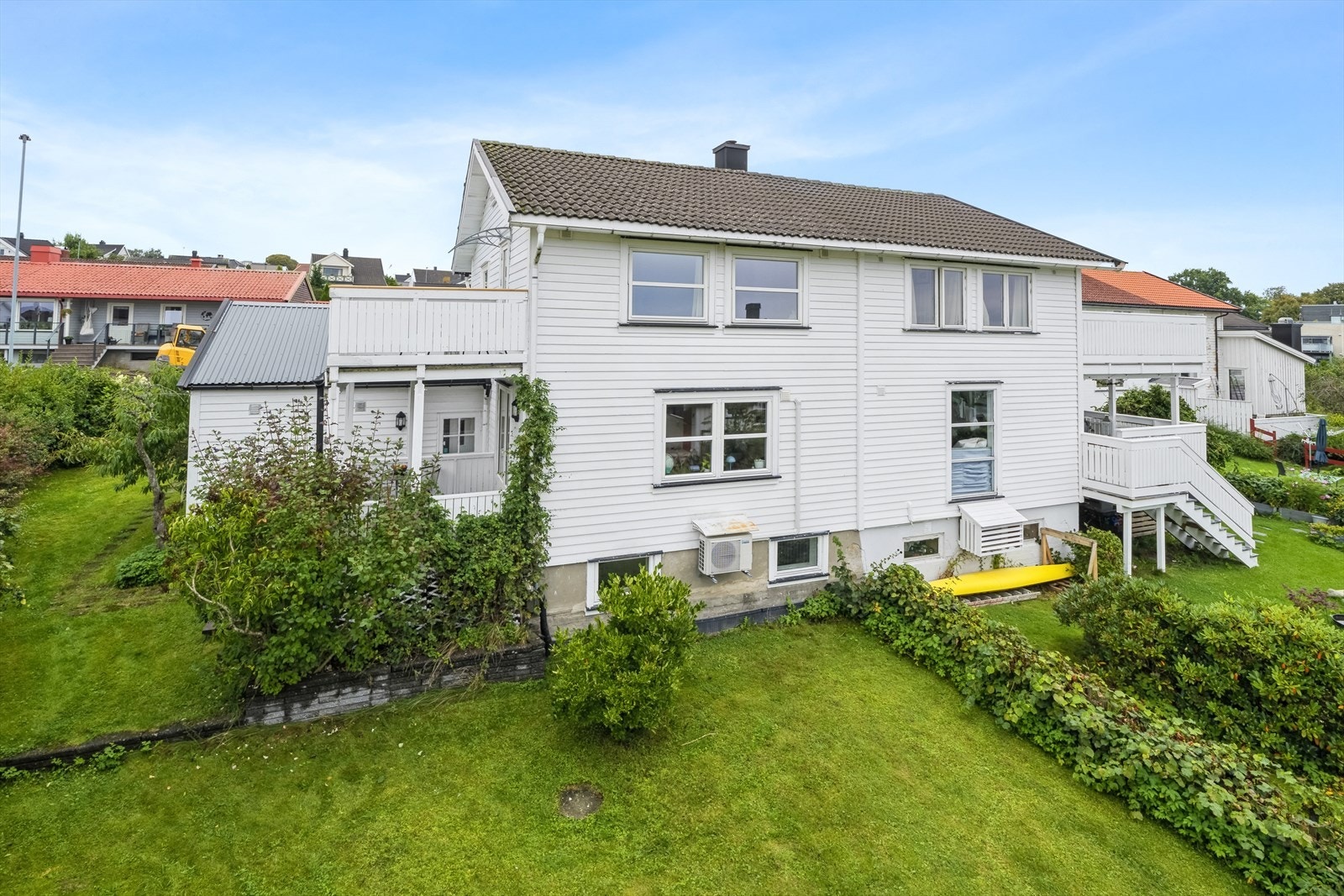 Lett skrånende hagetomt på baksiden med god plass. Galleribilde