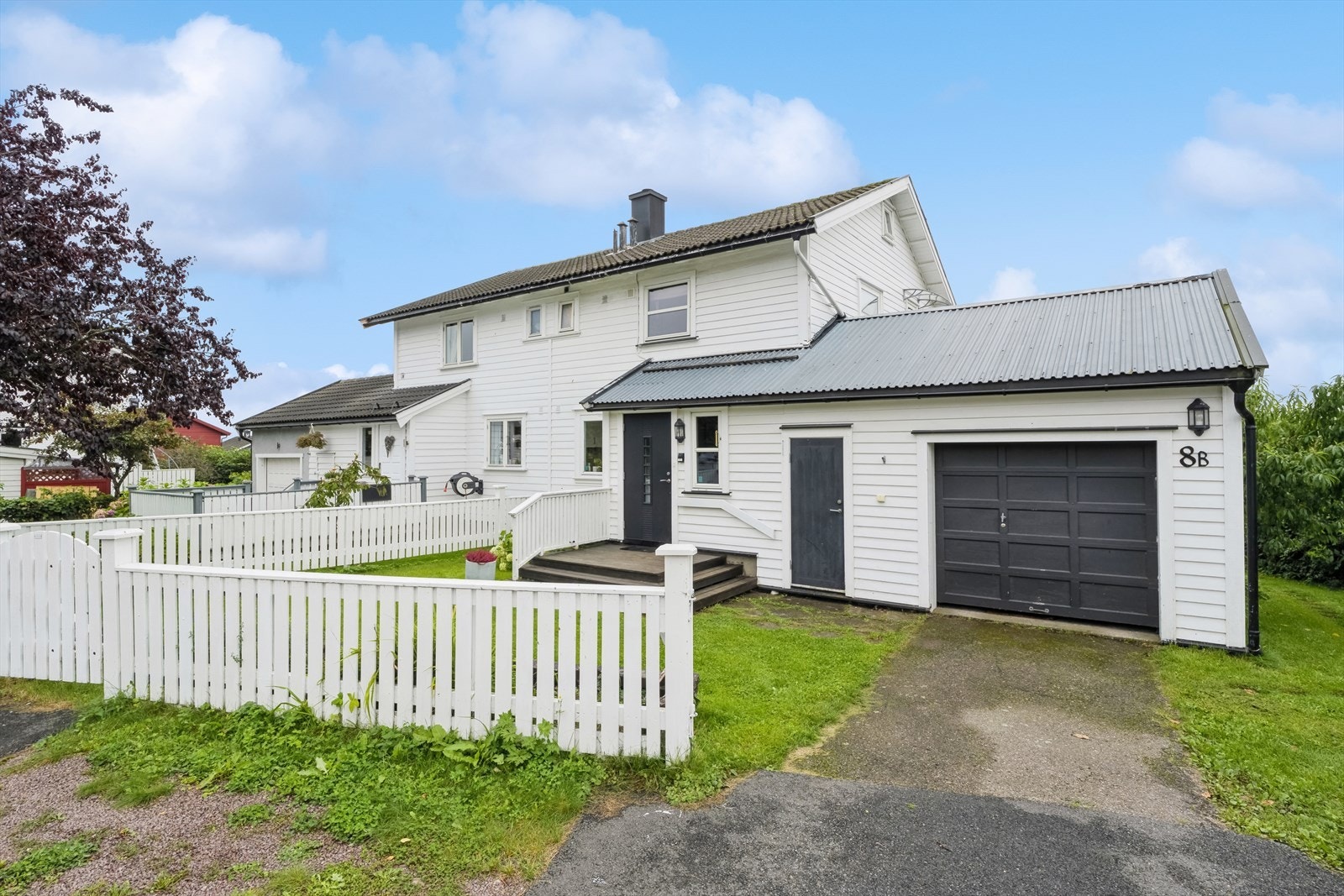 Asfaltert innkjørsel til garasjen. Praktisk med sportsbod rett ved siden av. Galleribilde