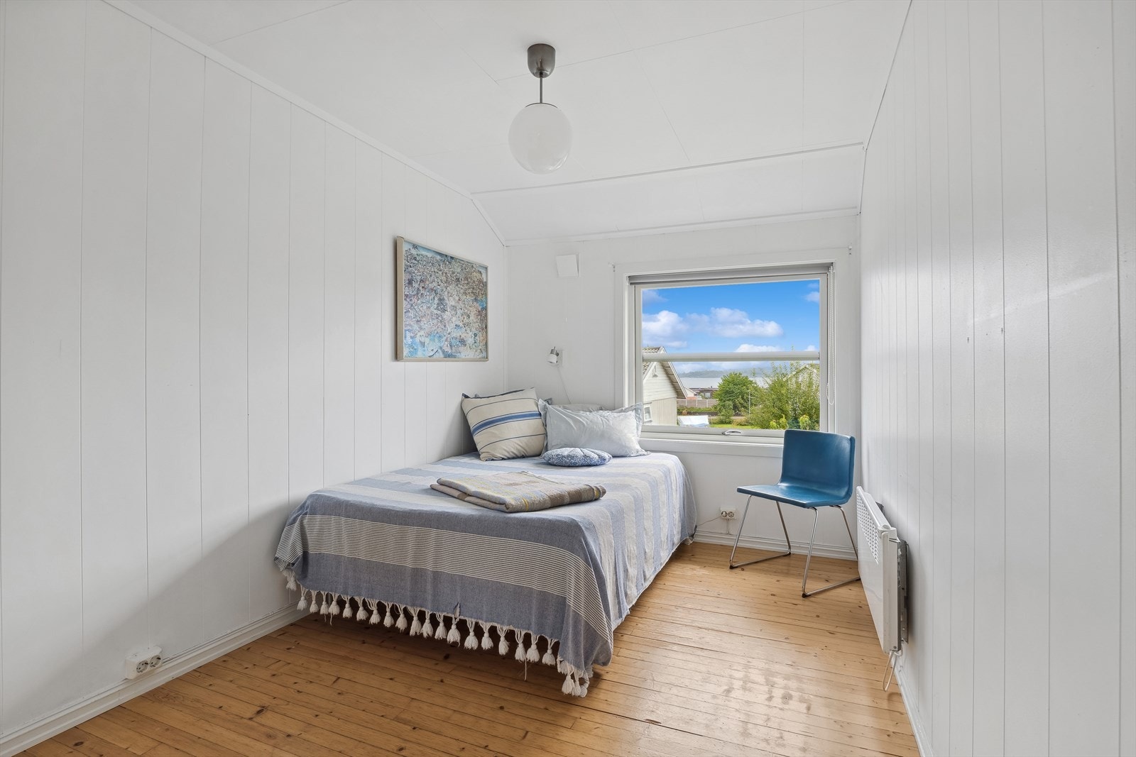 Soverom 2 med garderobeskap. Galleribilde