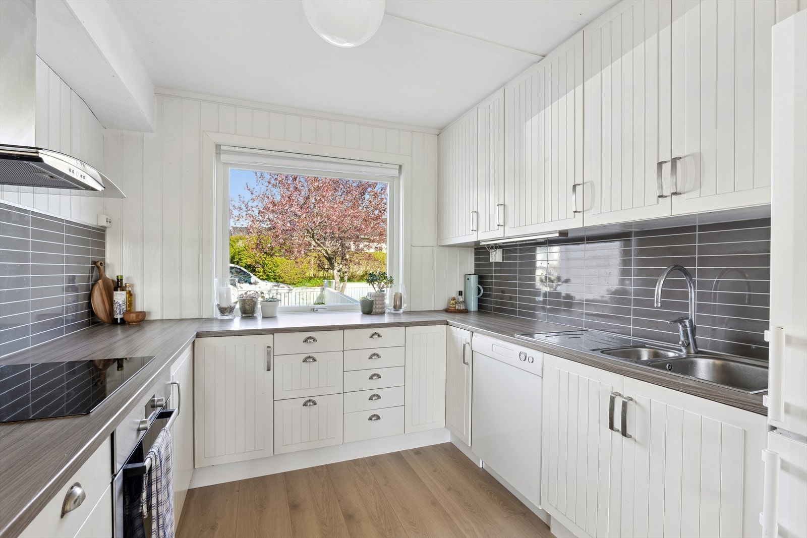 Ikea kjøkkeninnredning fra 2000 med integrerte hvitevarer. Galleribilde