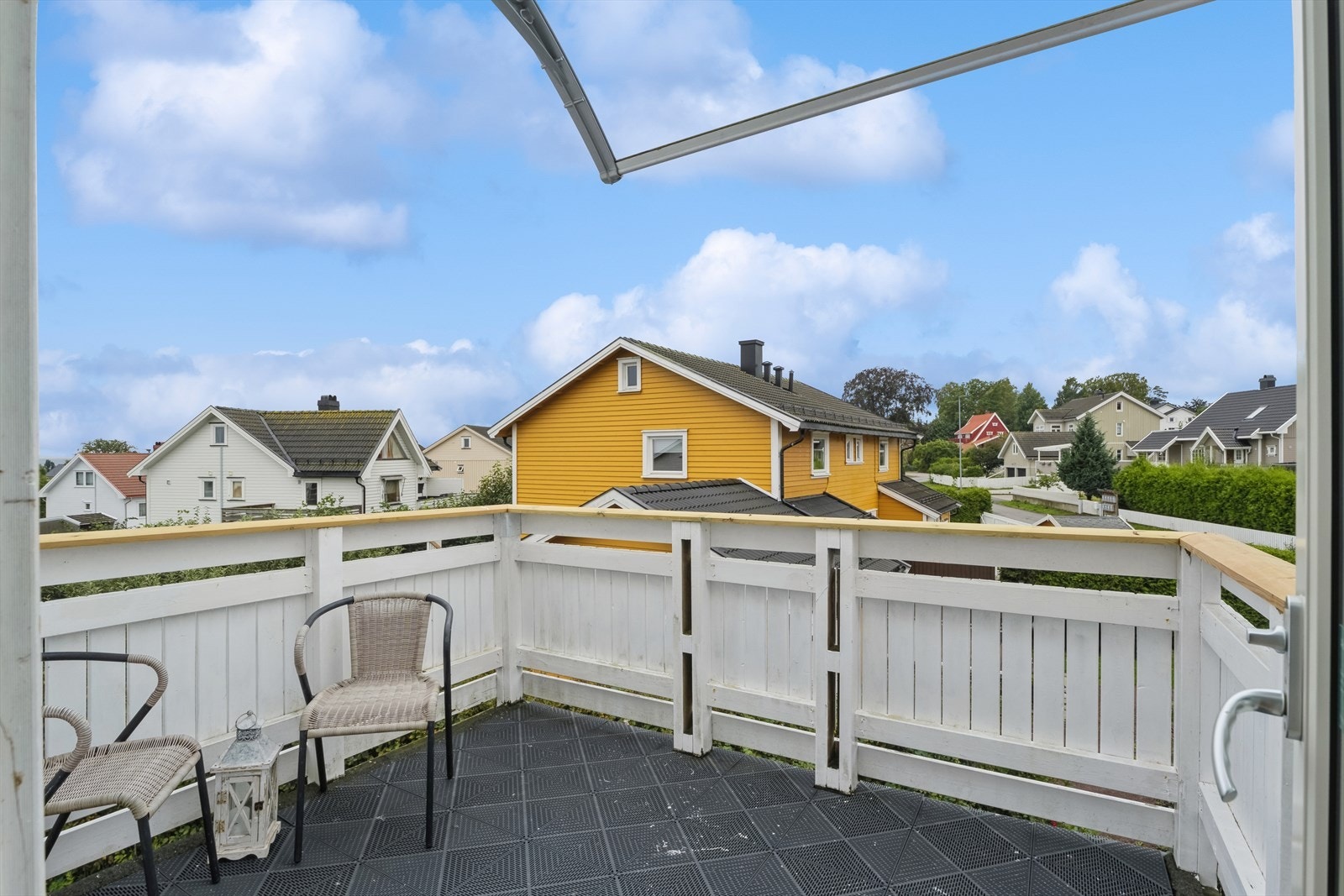 Sydvendt balkong i 2. etasje som har utgang fra soverom. Her kan du nyte solen og den fine utsikten. Galleribilde