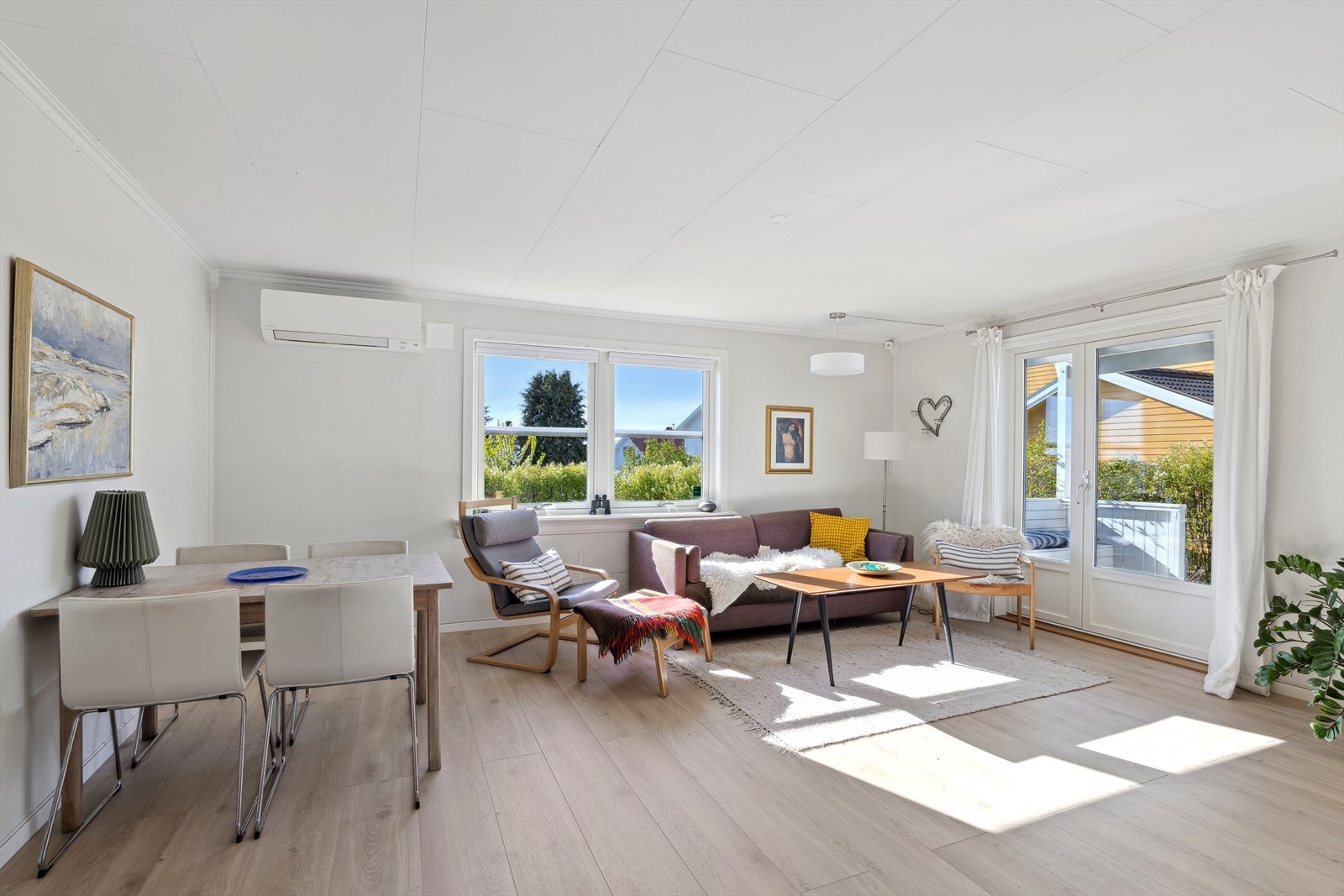 Lys og koselig stue med nylagt laminatgulv i 2025. Galleribilde