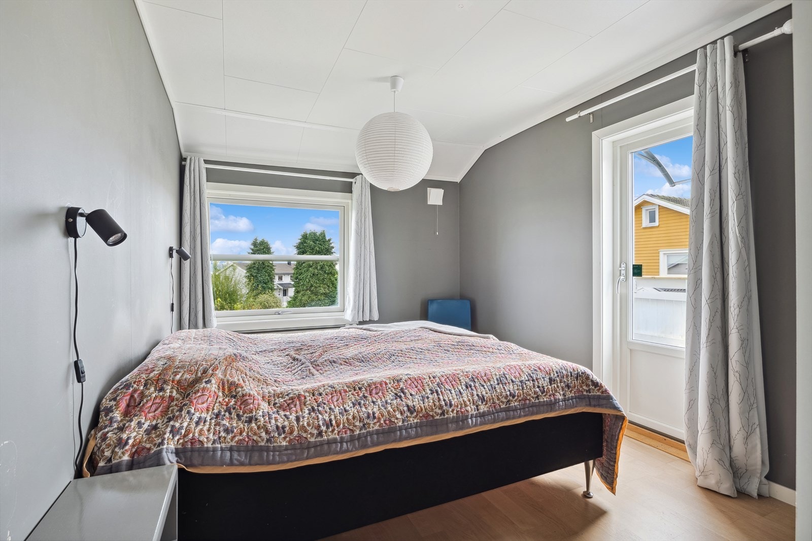 Soverom 1 med skyvedørsgarderobe og utgang til balkong. Galleribilde