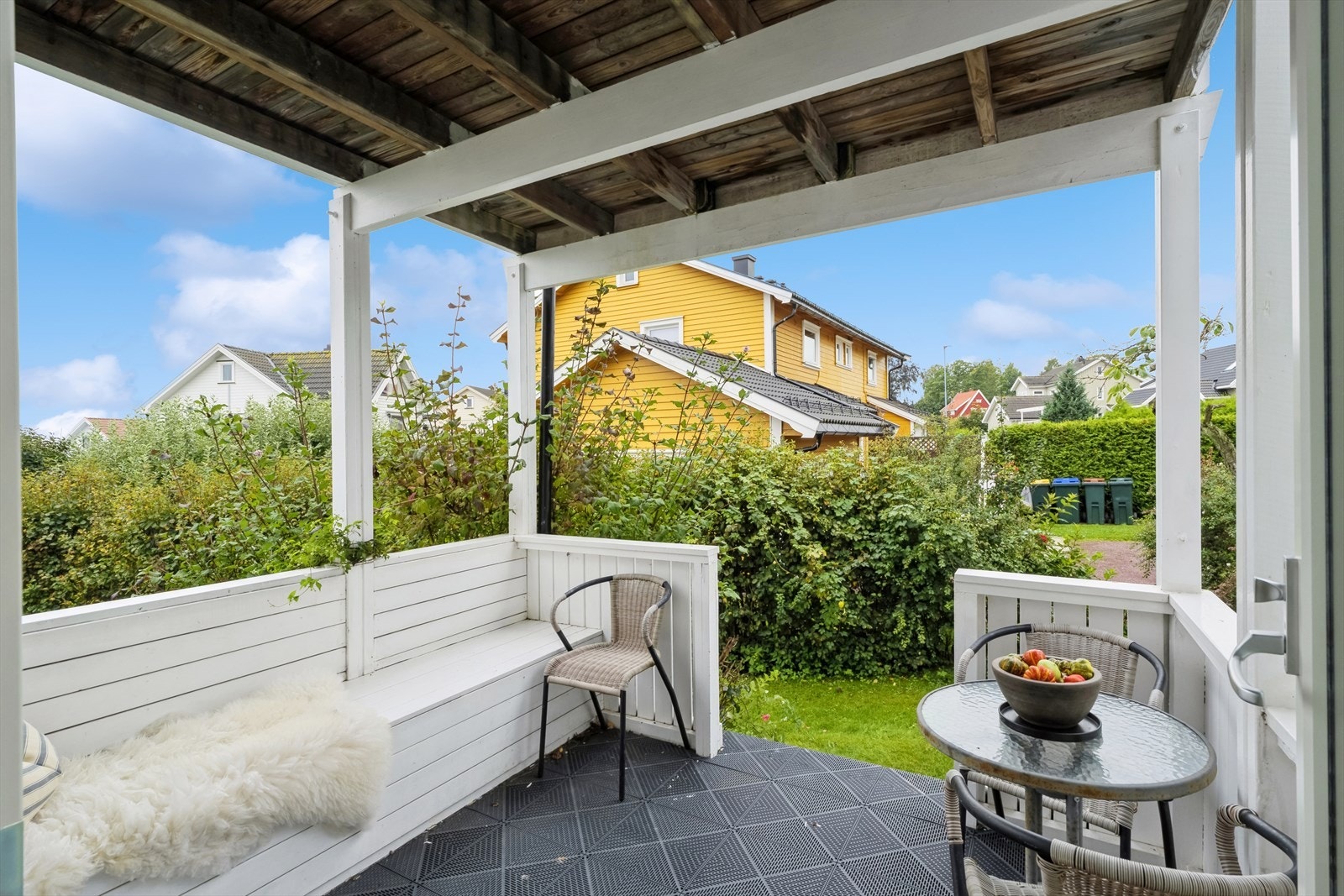 Koselig veranda med utgang fra stuen og med nedgang direkte til hagen. Galleribilde