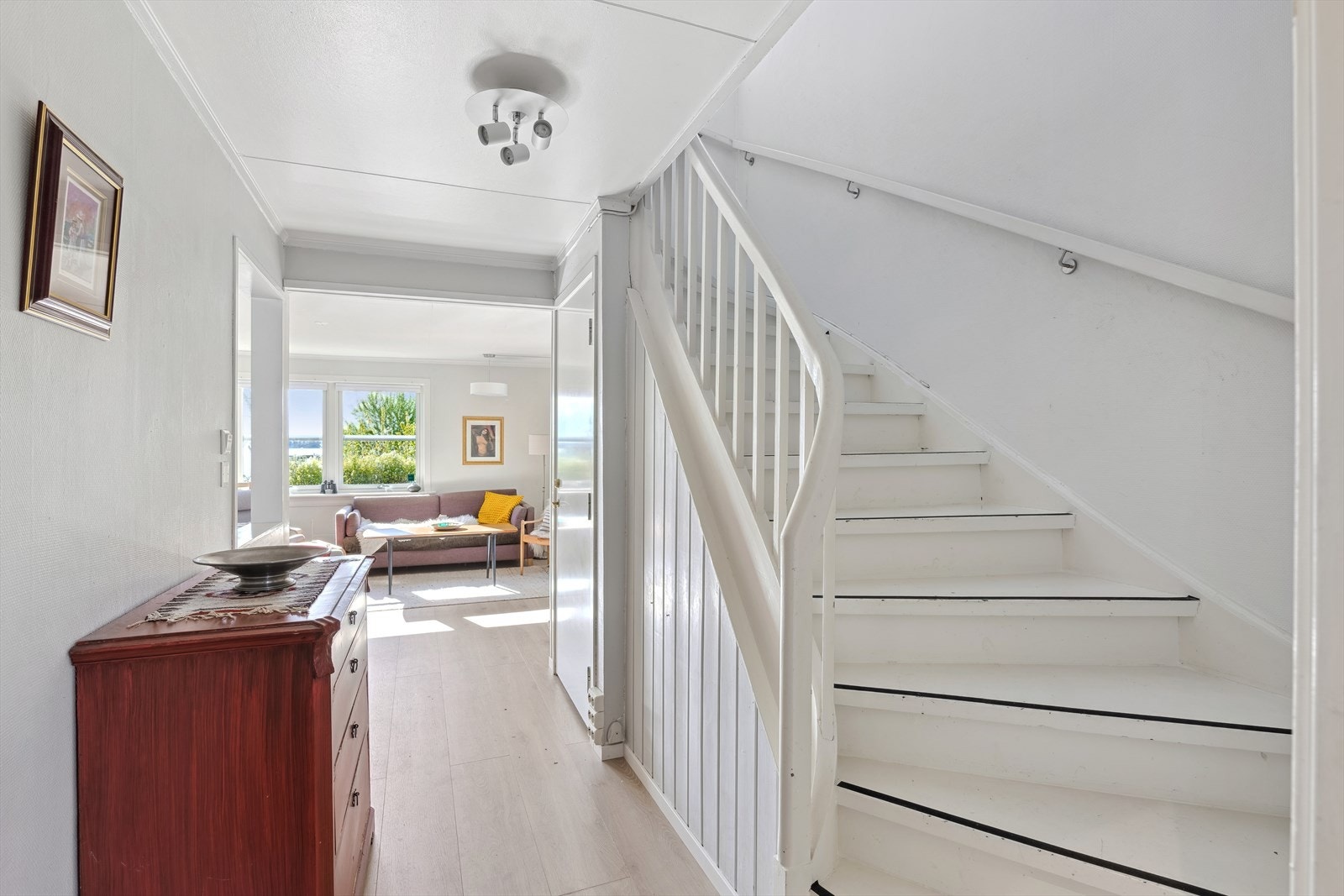 Gang med nylagt laminatgulv. Nye håndløpere i trappegang. Galleribilde