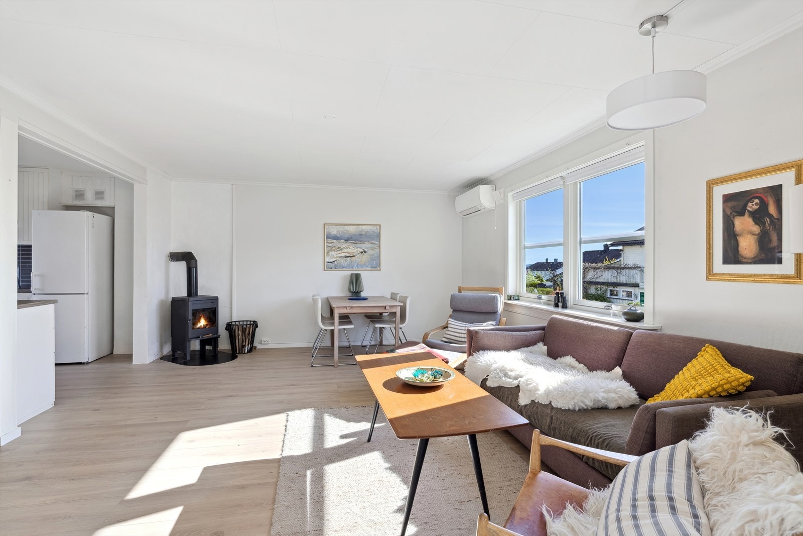 Lys og koselig stue med varmepumpe og vedovn. Galleribilde