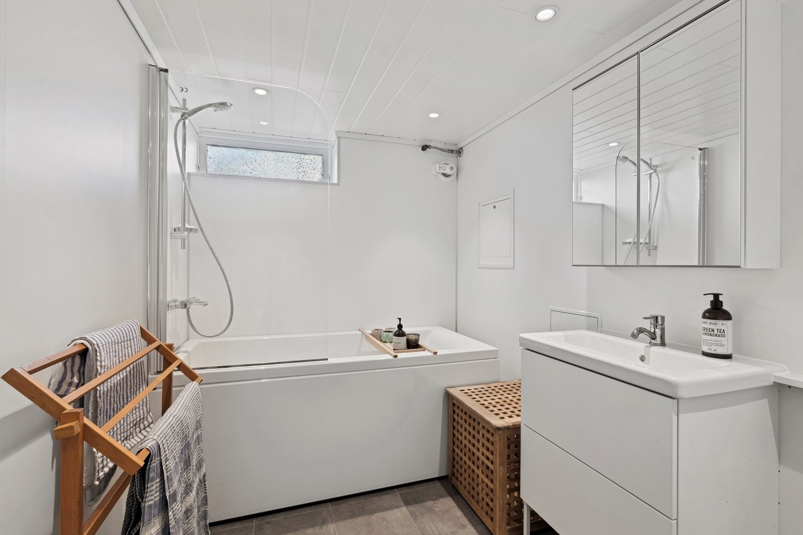 Kombinert bad/vaskerom i kjeller, renovert i 2020. Galleribilde