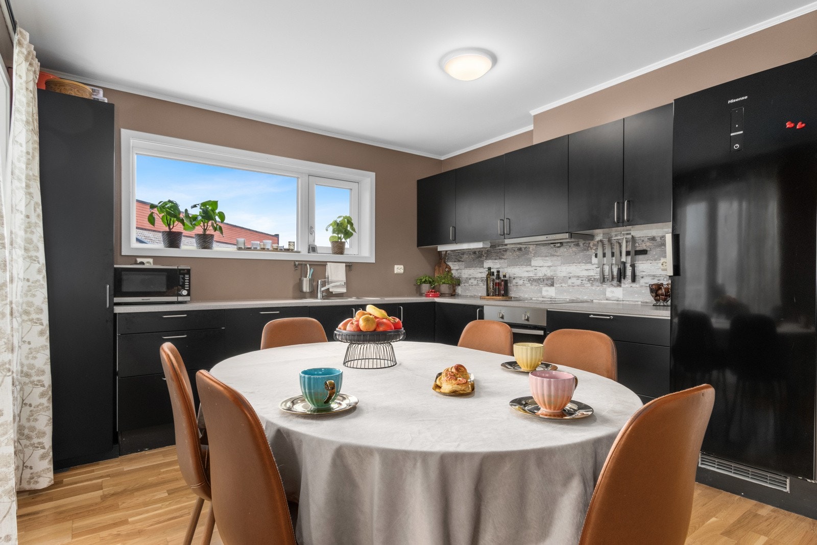 Velkommen til Kassefabrikkvegen 3D - en tiltalende 3-roms endeleilighet i 2. etasje med innglasset veranda. Borettslaget har IN-ordning. (individuell nedbetaling av andel fellesgjeld) Galleribilde