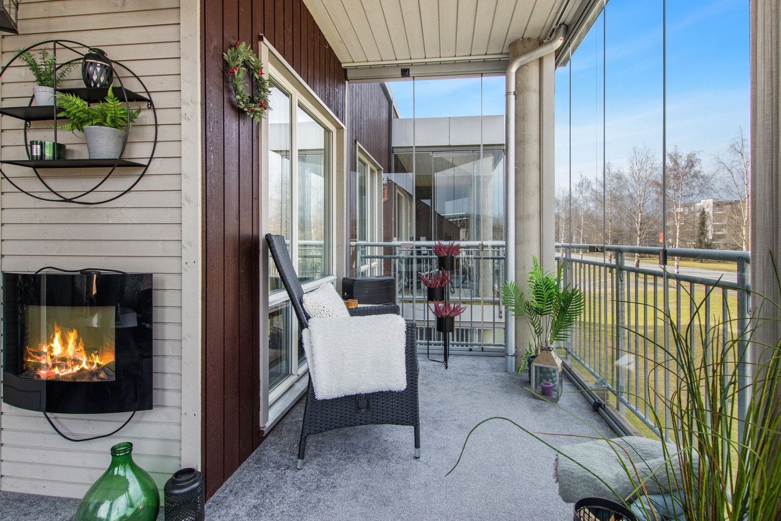 Koslig innglasset veranda som fint fungerer som en ektra stue. Galleribilde