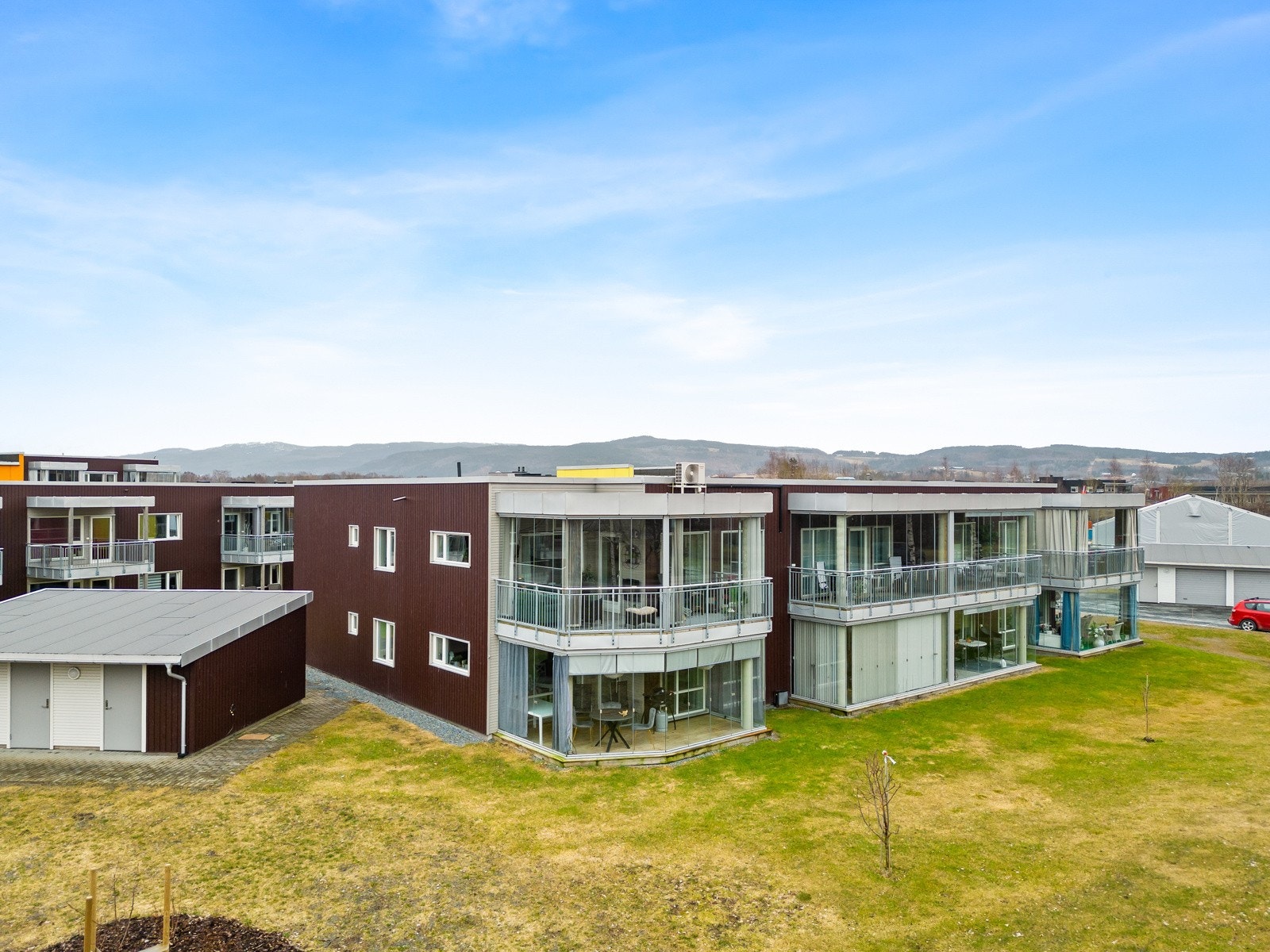 Leiligheten ligger fint til i enden på hjørne i 2.etg. Galleribilde