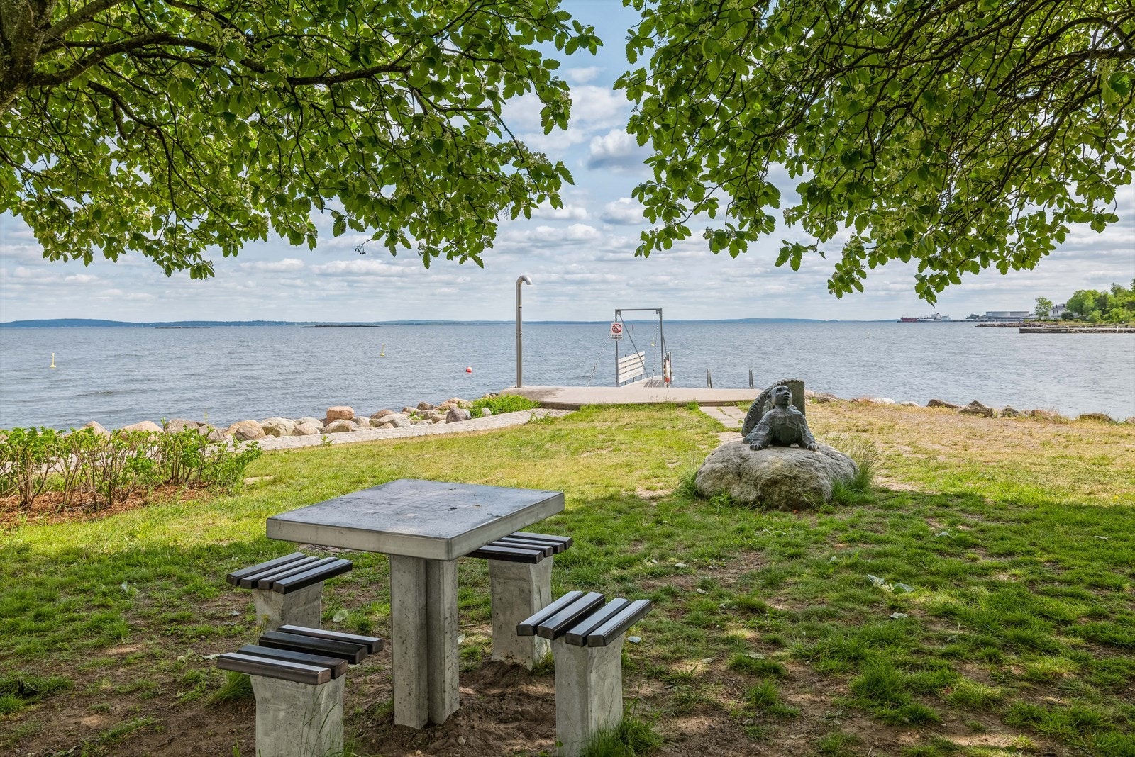 Kort gangvei til idylliske friområder i Åsgårdstrand med badeplasser, plenområder og spiseplasser.. Galleribilde