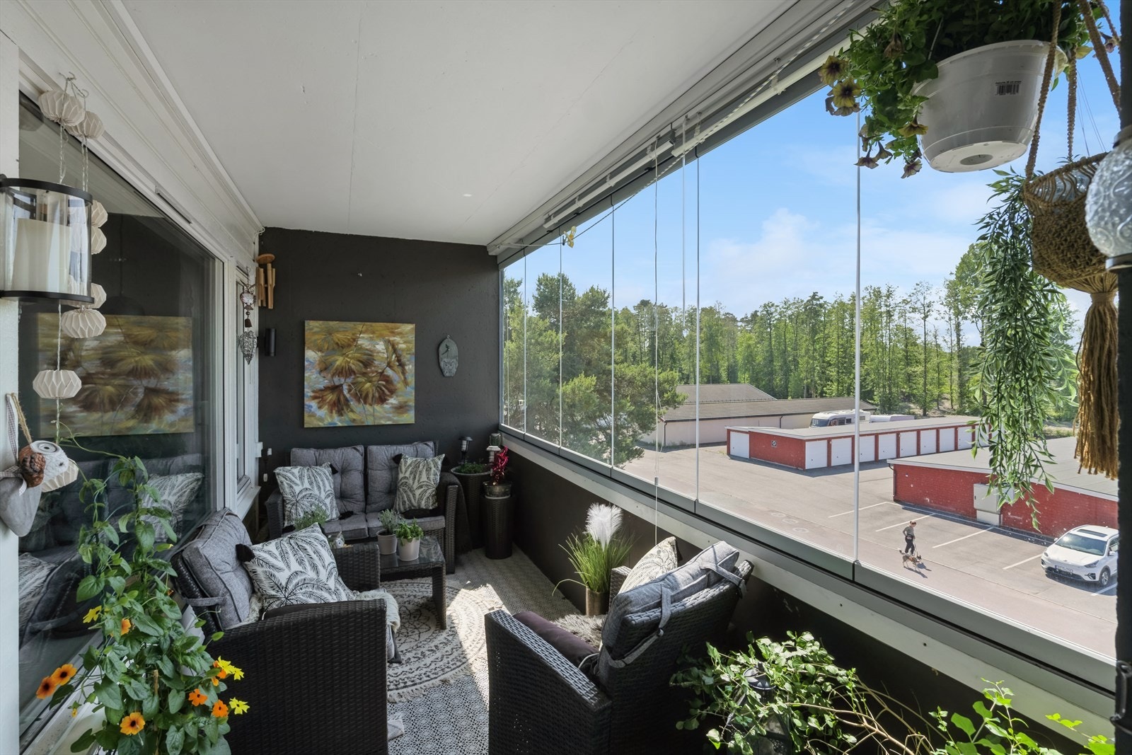 Velkommen til Valhallveien 2A med denne nydelig innglassede balkongen. Galleribilde