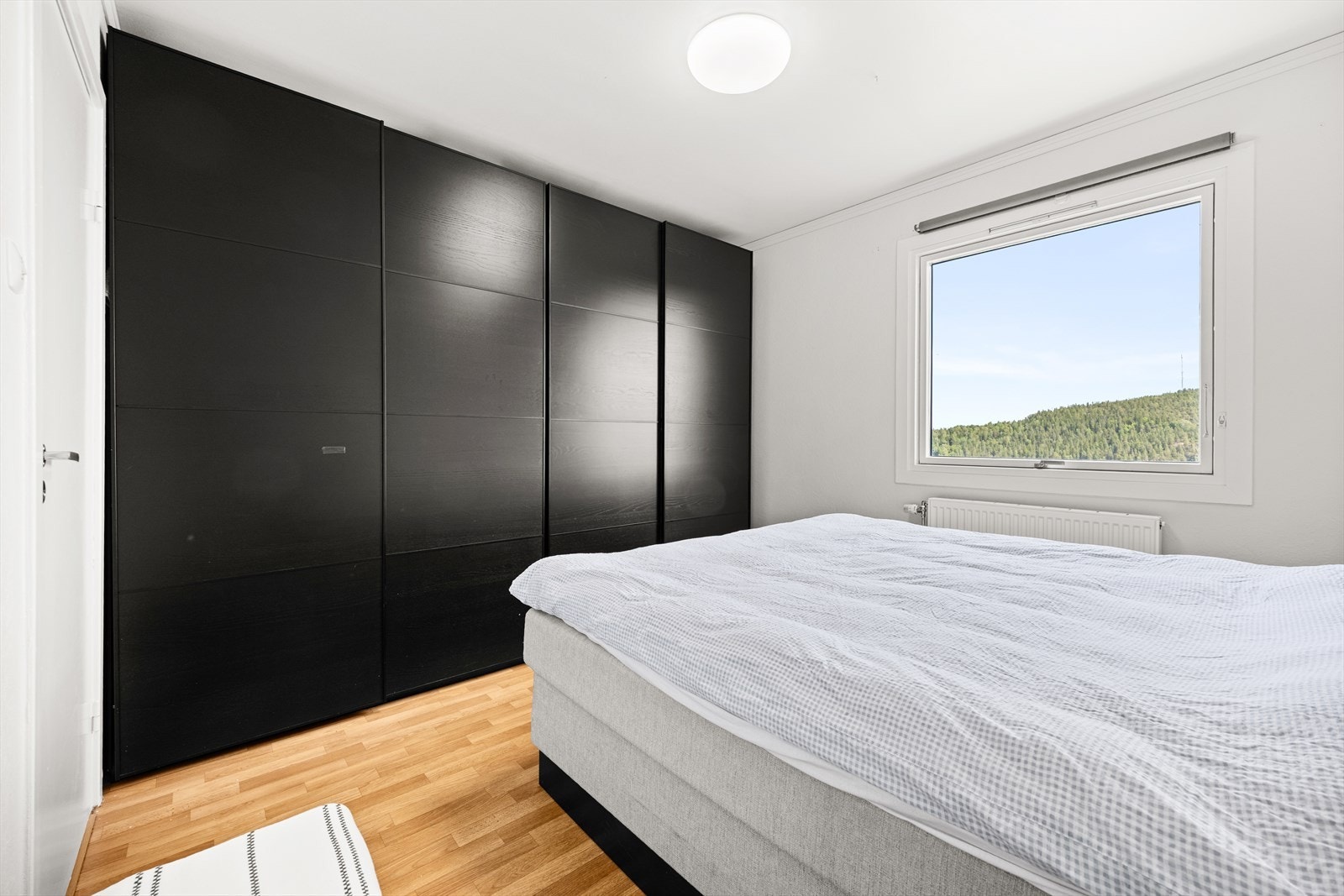 Soverommet gir god plass for dobbeltseng og romslig skyvedørsgarderobe Galleribilde