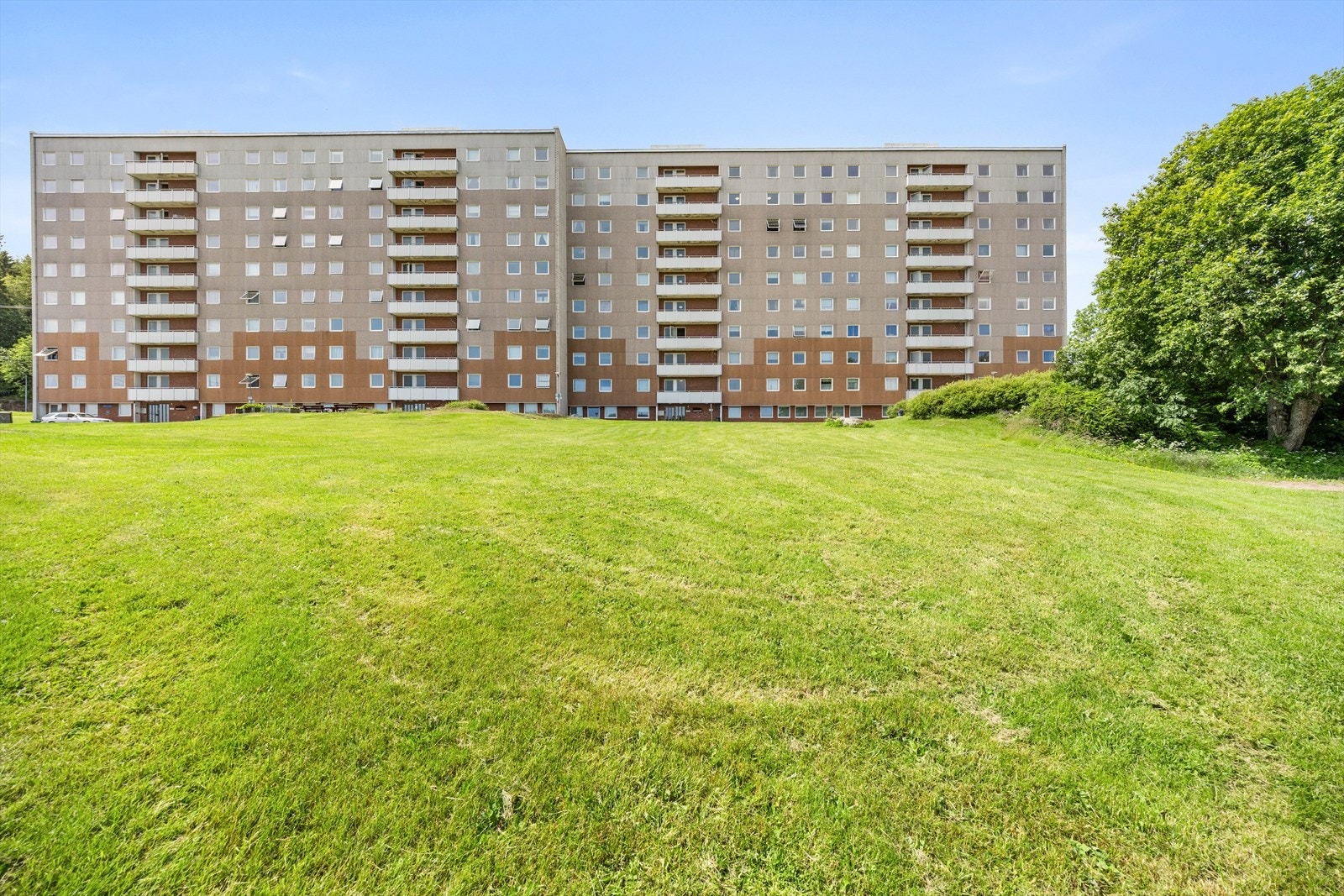 Fasade og store grøntarealer Galleribilde