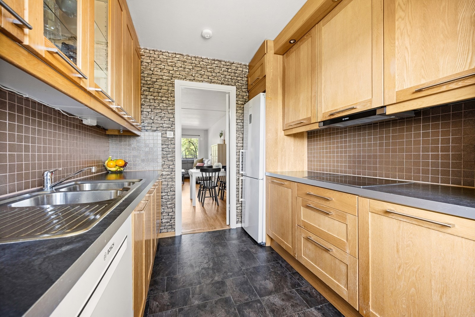 Kjøkkenet er utstyrt med integrert stekeovn og platetopp Galleribilde