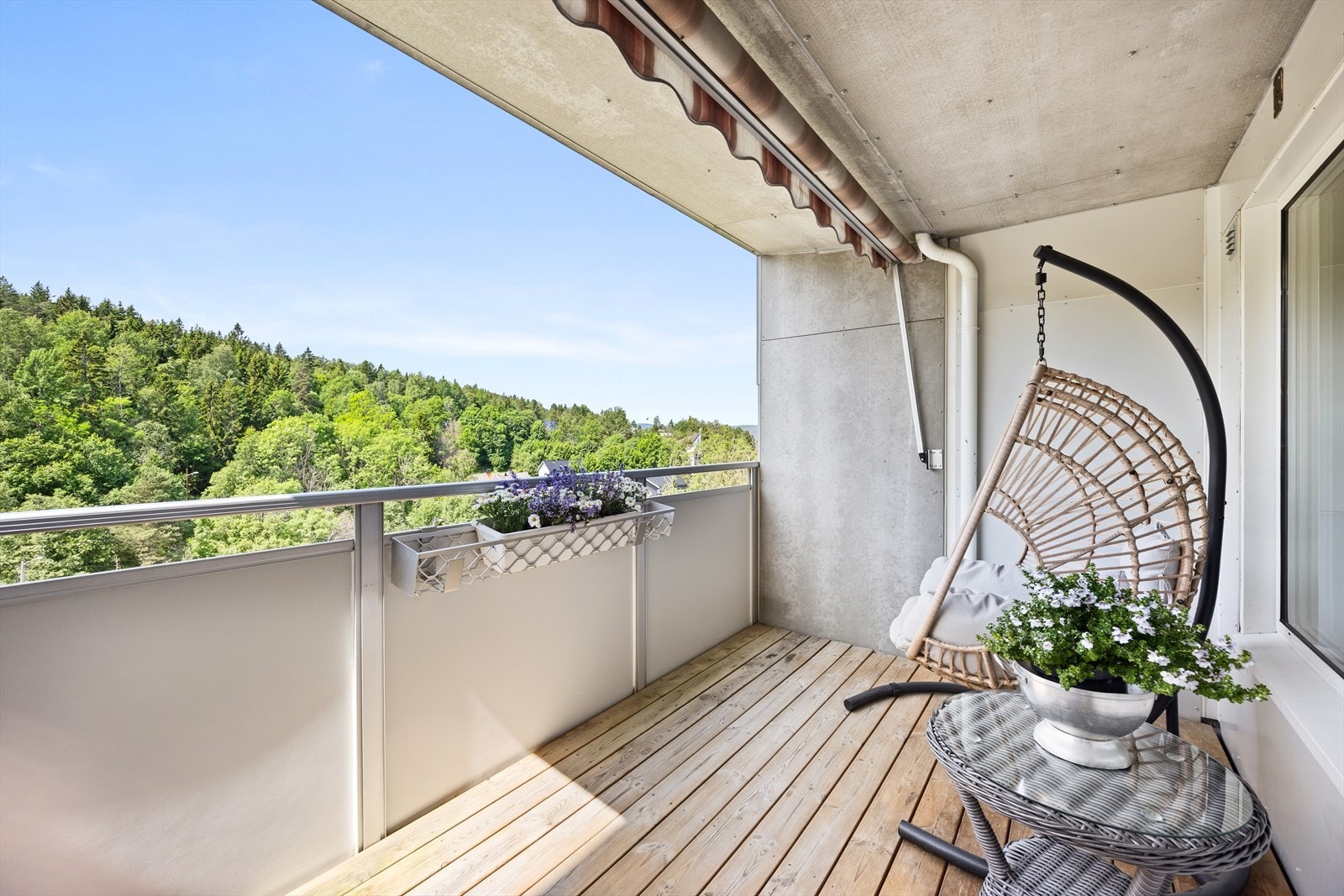 Leiligheten er lys og romslig med god planløsning, bad fra 2019 og 2 romslige soverom Galleribilde